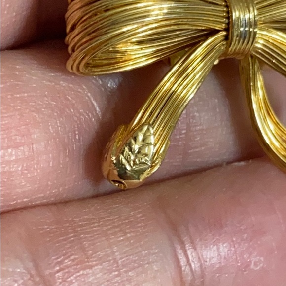 🖤VTG💕LES BERNARD gold ribbon brooch - Picture 2 of 7